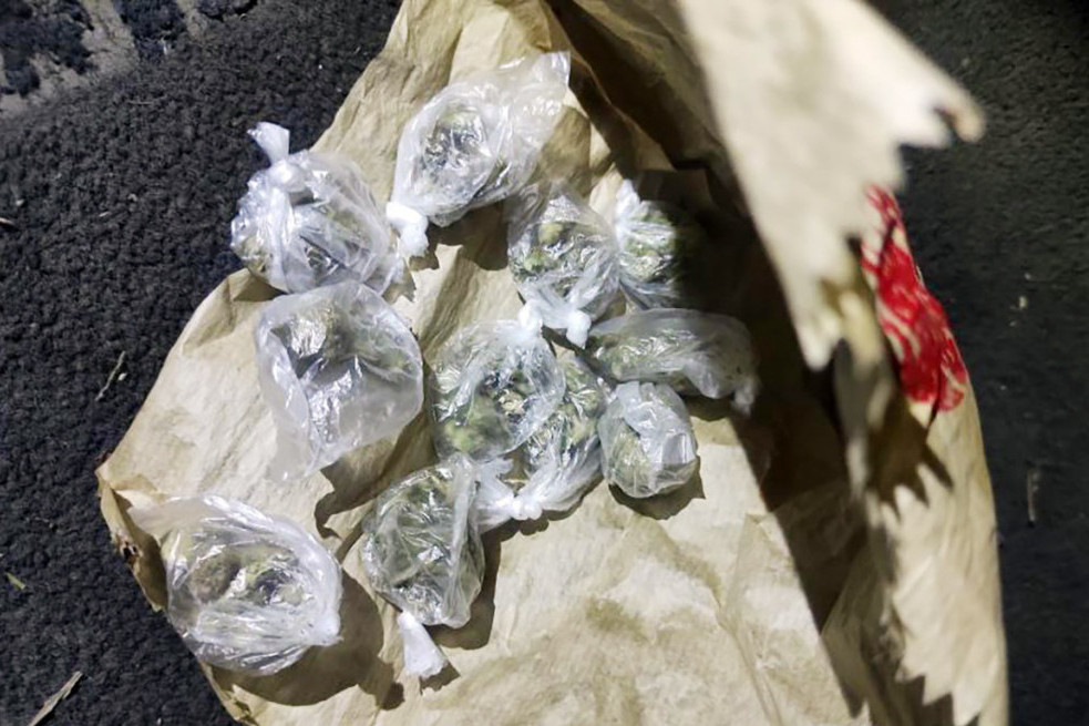 Drama u školi u Zemunu! Policija jurila dilera, leteli paketići sa marihuanom! (FOTO)