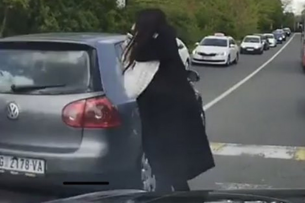 Bahati vozač umalo nije zgazio ženu nasred pešačkog na Vidikovcu: Stručnjak za saobraćaj otkriva da li će biti kažnjen (VIDEO)