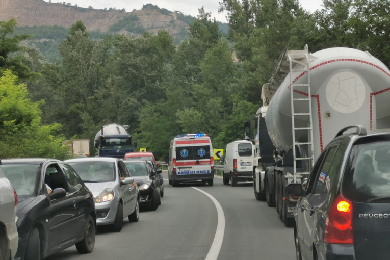 Tri udesa napravila kolaps u saobraćaju: Ogromne kolone paralisale vozače na putu ka Čačku (FOTO)