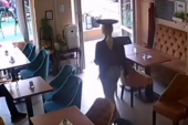 Drska krađa u beogradskom kafiću: Kamere snimilie muškarca koji je ojadio konobaricu (VIDEO)