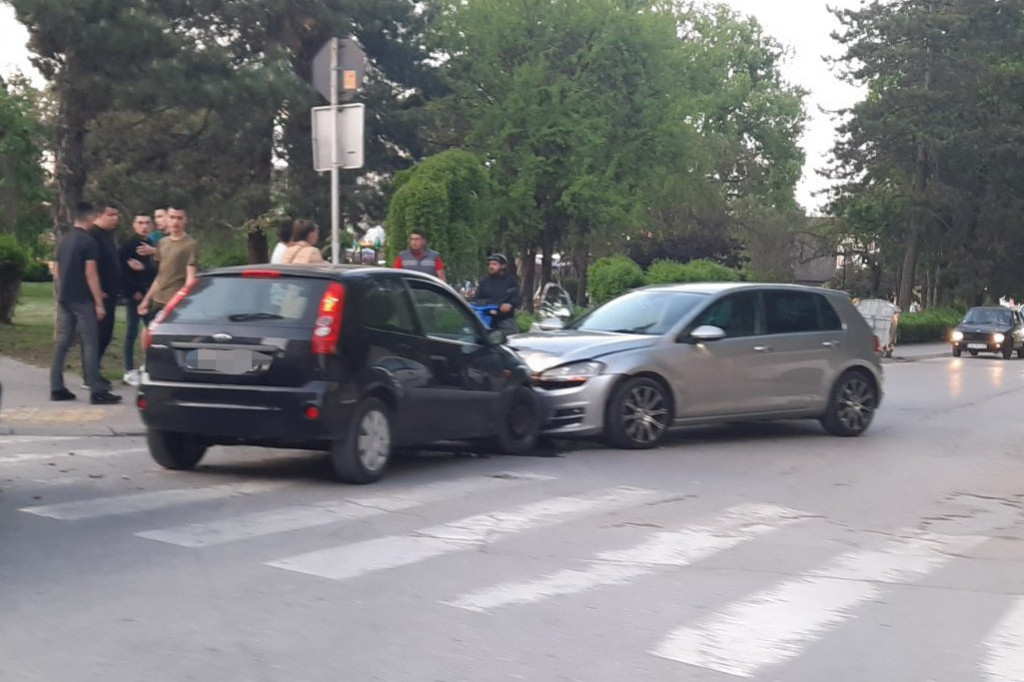 Udes u centru Leskovca: Dva vozila se sudarila, pa se zakucala u lokal