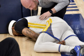 Horor scena iz NBA: Bek Voriorsa brutalno povređen, Kari i Tomson poludeli! (VIDEO)