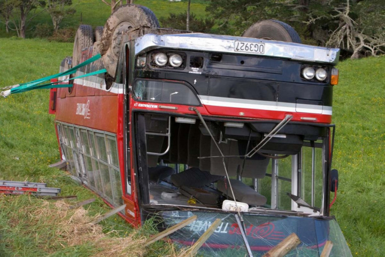 Autobus sleteo sa auto-puta, poginulo 20 putnika: Među njima čak sedam maloletnika! (FOTO)
