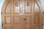 Jezivo: Ustaškim simbolima ispisali srpsku crkvu u Petrinji (FOTO)