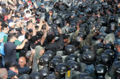 Demonstranti blokirali ulice Jerevana i parlament, uzvikivali "Jermenija bez Nikol", napravili potpuni kolaps u gradu! (VIDEO/FOTO)