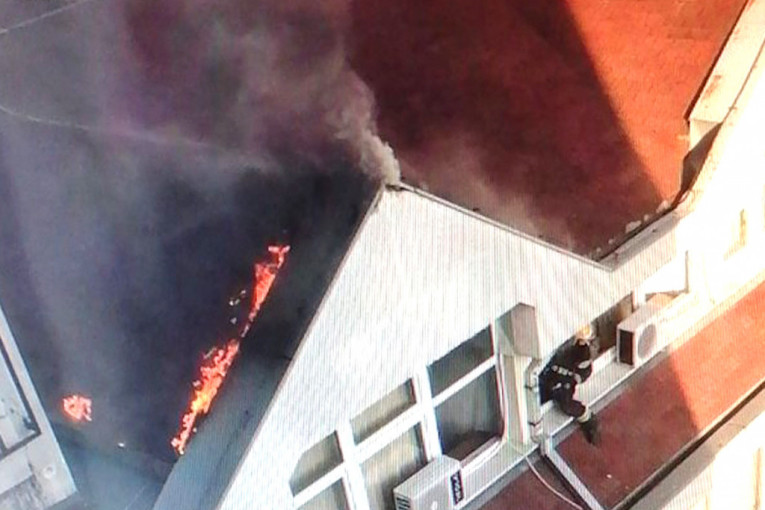 Požar na Čukarici! Goreo krov Poreske uprave (FOTO)