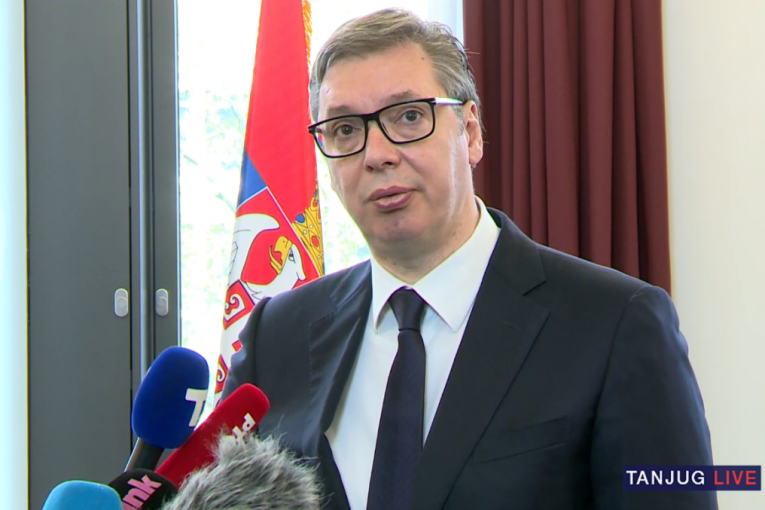 Vučić iz Berlina: Ljudi se bave ratom, a mi se borimo za svaku investiciju