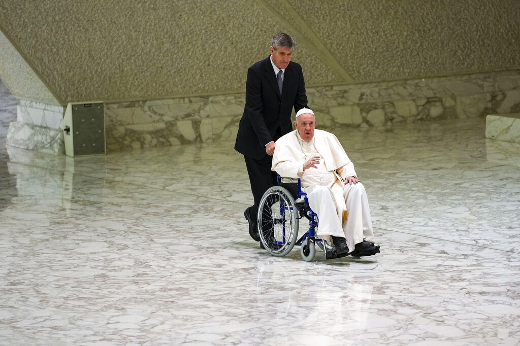 Papa Franja se pojavio u invalidskim kolicima (FOTO)