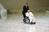 Papa u julu putuje u dve afričke zemlje: Nedavno se pojavio u invalidskim kolicima, pretpostavlja se zbog čega