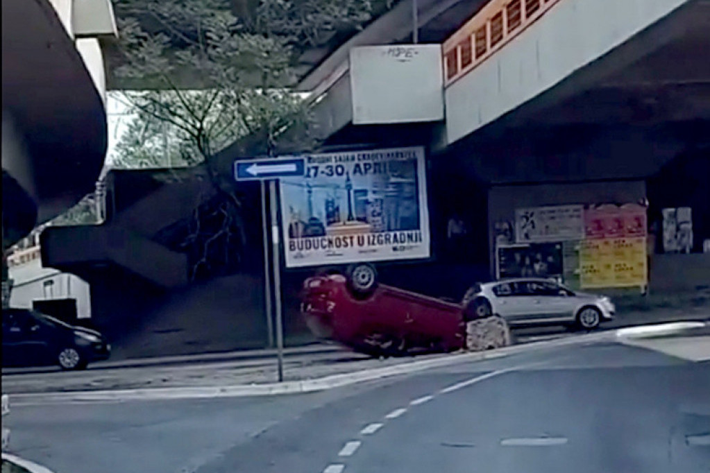 Pijani vozač udario u "seat", probio ogradu i prevrnuo se na krov: Uhapšen Leskovčanin