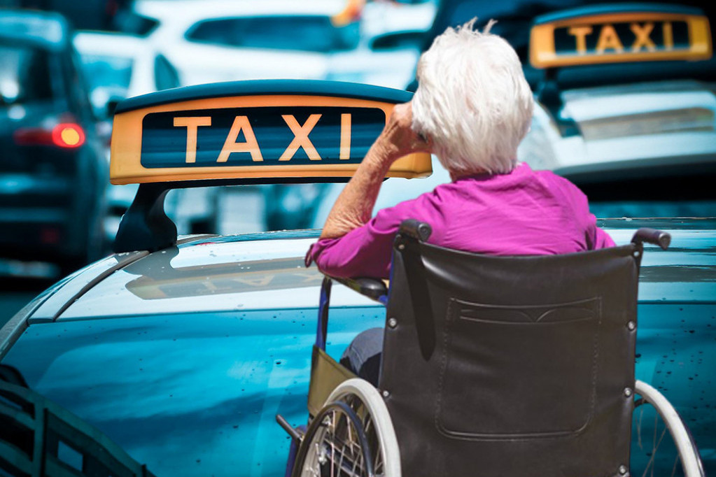 Skandal u Nišu: Taksista odbio da vozi staricu u kolicima uz gnusno obrazloženje!
