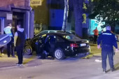 Strašan udes u Nišu: Audi udario u taksi vozilo, a onda se zakucao u izlog prodavnice! Petoro povređenih (FOTO)