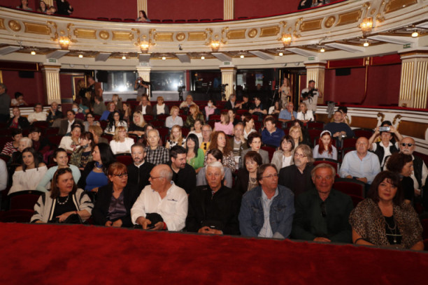 Ovacije i emotivan gest kolega: Dirljivo na uručenju nagrade "Žanka Stokić" Tanji Bošković (FOTO/VIDEO)