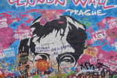 24sedam u Pragu kod Lenonovog zida: Jedinstveno mesto na kojem se oseća magija i duh Bitlsa (FOTO/VIDEO)