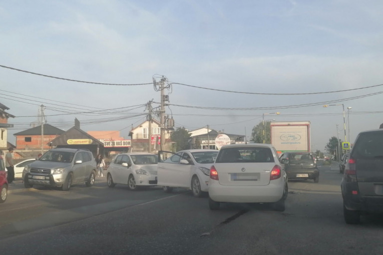 Saobraćajna nezgoda na Zrenjaninskom putu: Sudarila se tri vozila, saobraćaj usporen! (FOTO)