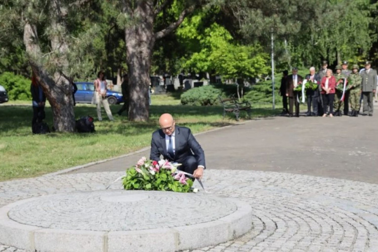 Miloš Vučević položio cveće na Spomen-groblju: Sloboda je u ove prostore stigla uz pomoć Crvene armije, to je istorijska činjenica