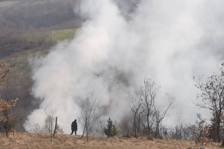 Veliki požar izbio na imanju Mirkovića: Štala u kojoj su bile ovce izgorela do temelja (FOTO)