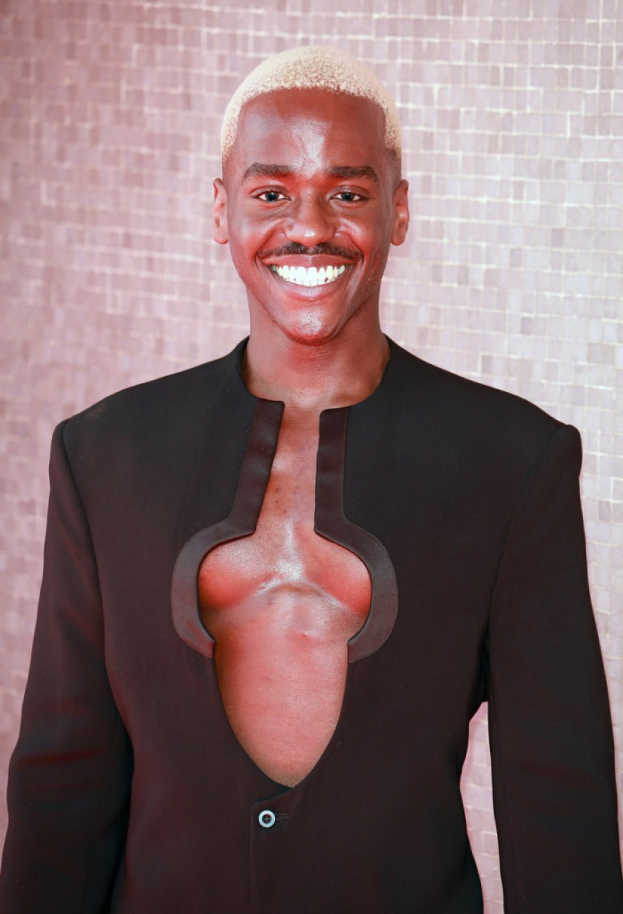 Da li će joj se dopasti? On je dobio glavnu ulogu u omiljenoj seriji kraljice Elizabete, internet ne prestaje da bruji o njemu! (FOTO)