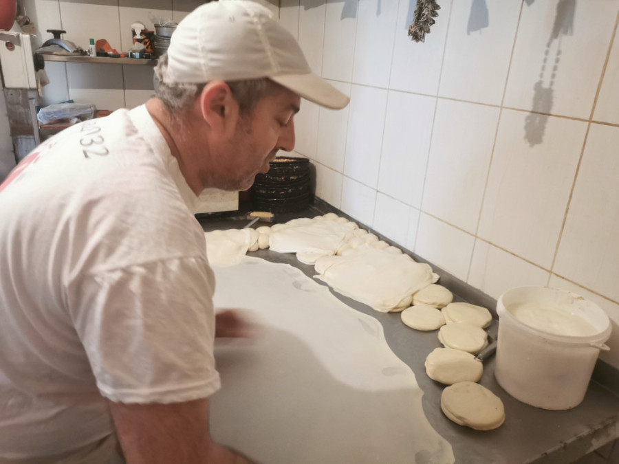 U jednoj smeni napravi čak 100 tepsija omiljenog srpskog doručka: Ljuboje iz Čačka otkriva tajne dobrog bureka! (FOTO)