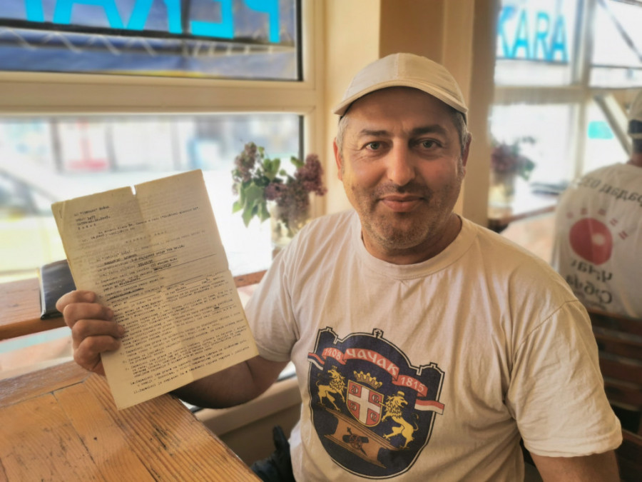 U jednoj smeni napravi čak 100 tepsija omiljenog srpskog doručka: Ljuboje iz Čačka otkriva tajne dobrog bureka! (FOTO)