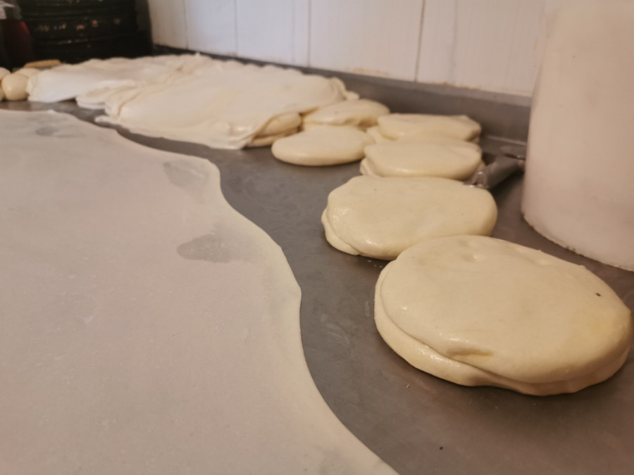 U jednoj smeni napravi čak 100 tepsija omiljenog srpskog doručka: Ljuboje iz Čačka otkriva tajne dobrog bureka! (FOTO)