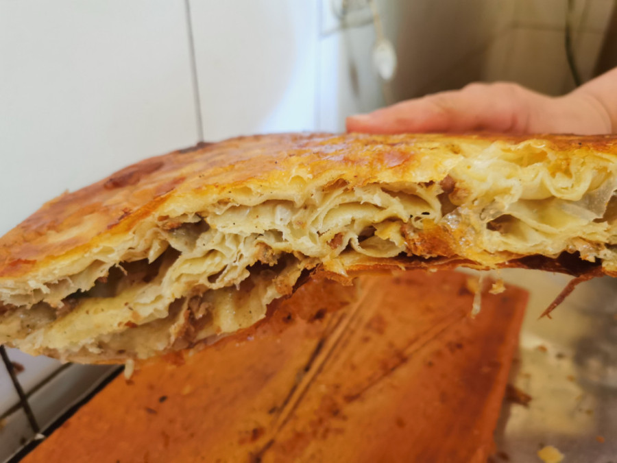 U jednoj smeni napravi čak 100 tepsija omiljenog srpskog doručka: Ljuboje iz Čačka otkriva tajne dobrog bureka! (FOTO)