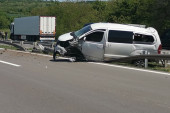 Užas na auto-putu:  Dvoje poginulih i nekoliko povređenih u sudaru automobila i kombija