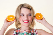 Ceo život pogrešno ljuštimo pomorandže: Genijalan trik uz koji će posao biti obavljen za samo 20-ak sekundi (VIDEO)
