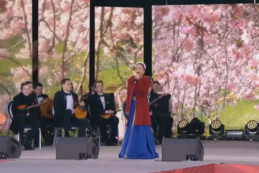 Pavlina, dete iz Orahovca, pesmom o Srbiji i Rusiji očarala publiku sa pozornice „Besmrtnog puka” u Moskvi (VIDEO)