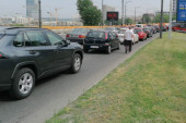 Kolaps u Ulici kneza Miloša: Stvorila se ogromna kolona, građani napuštaju vozila gradskog prevoza (FOTO/VIDEO)