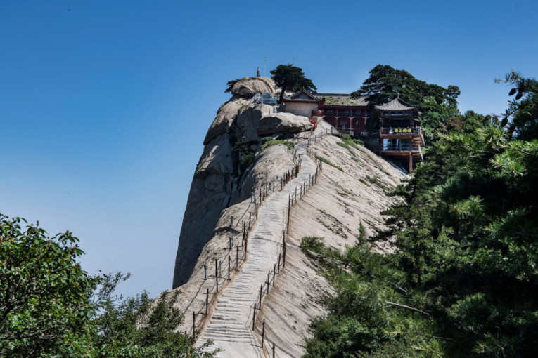 Posle šetnje najopasnijim mestom na svetu turisti ulaze pravo u čajdžinicu - Na visini od 2160 metara