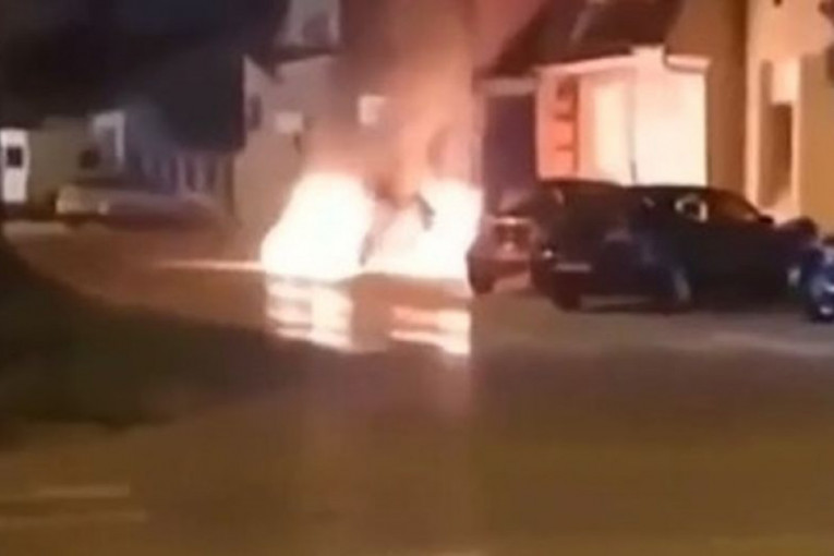 Dve maskirane osobe zapalile automobil: Serija eksplozija odjeknula Bačkom Palankom (VIDEO)