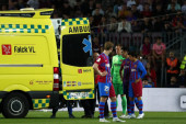 Pogledajte kako je fudbaler Barse spasio život saigraču! Ceo "Nou Kamp" je zanemeo od brige (FOTO)