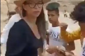 Turistkinje u Egiptu doživele neprijatnost: Društvene mreže se usijale zbog grupe tinejdžera koji su maltretirali dve devojke (VIDEO)