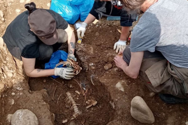 Radovi na proširenju graničnog prelaza Gostun na površinu izbacili istoriju: Pronađeni skeleti dece i odraslih! (FOTO)