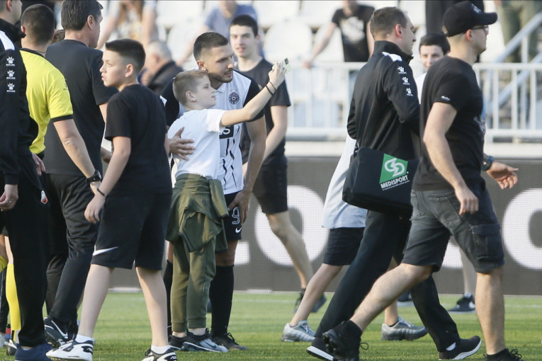 Partizanova deca utrčala u teren posle utakmice, pa zajednički slavili ulazak u finale (FOTO, VIDEO)