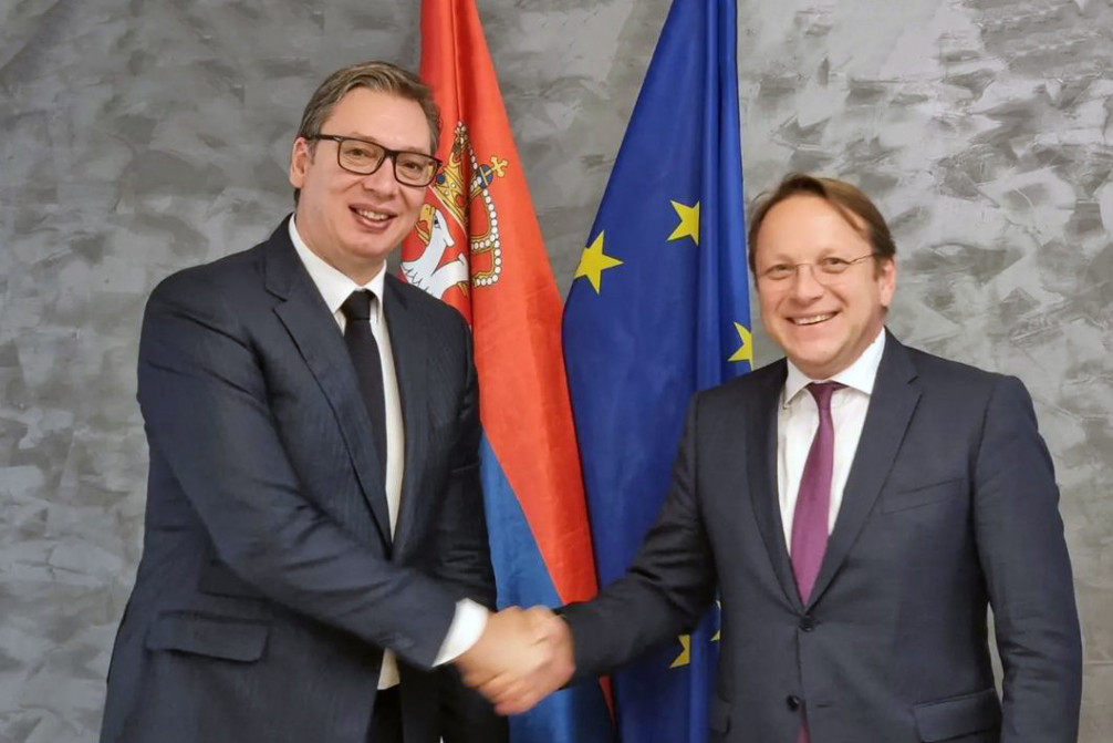 Vučić se sastaje sa evropskim komesarom za proširenje Varhejijem