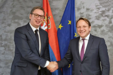 Vučić se sastaje sa evropskim komesarom za proširenje Varheljijem