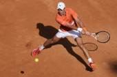 Novak "promenio" sport! Nije mogao da odoli, sa crvenog prešao na zeleno (FOTO)