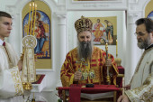 Patrijarh Porfirije služio liturgiju na Ostrogu