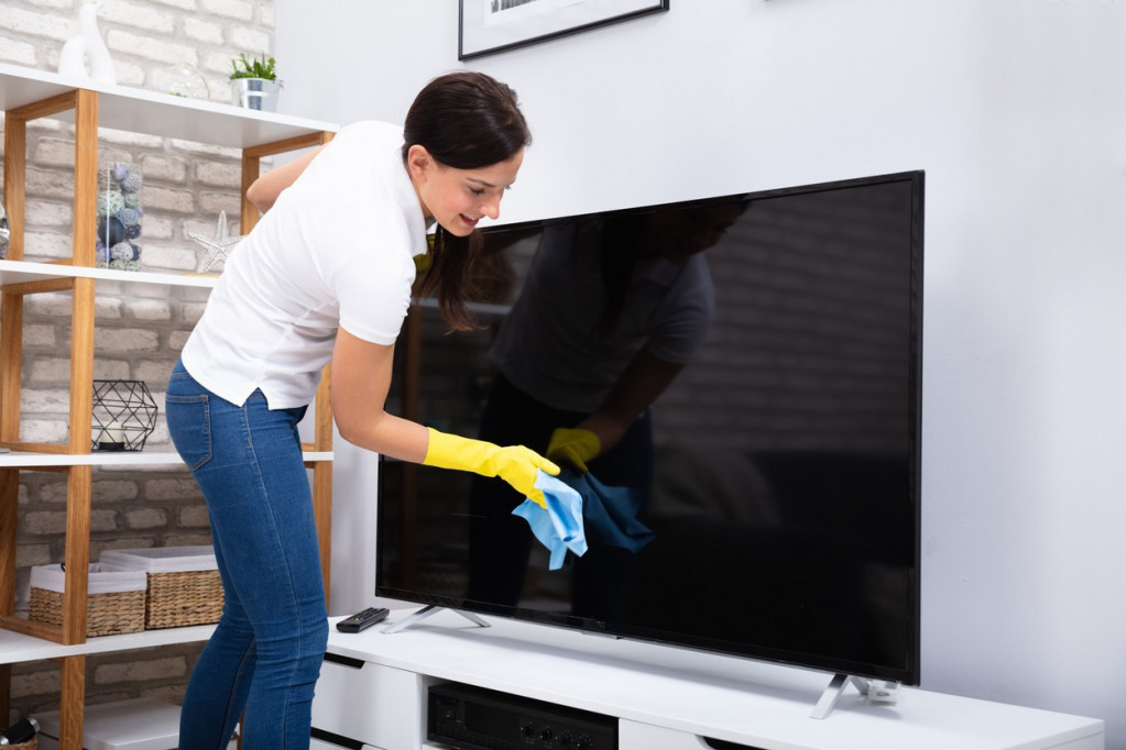 Brine vas da ćete prilikom čišćenja oštetiti televizor? Stručnjaci daju savet kako da vaš TV prođe bez ijedne ogrebotine
