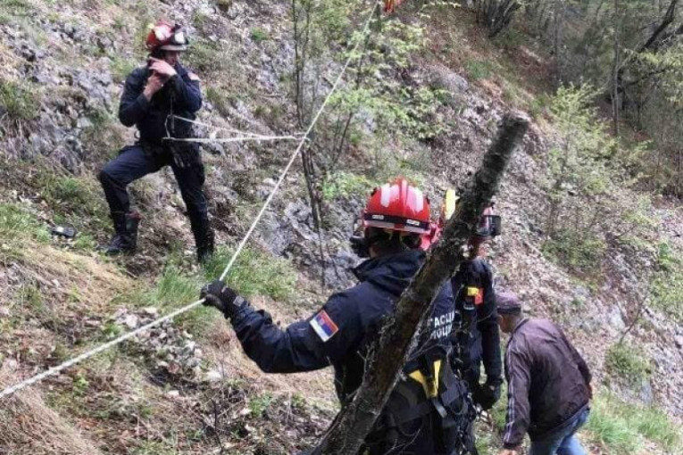 Spasioci u Crnoj Gori sedam sati izvlačili turiste iz stene