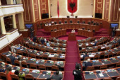 Albanski poslanici upali kroz prozor u parlament: Obezbeđenje zaključalo kapiju! (VIDEO)
