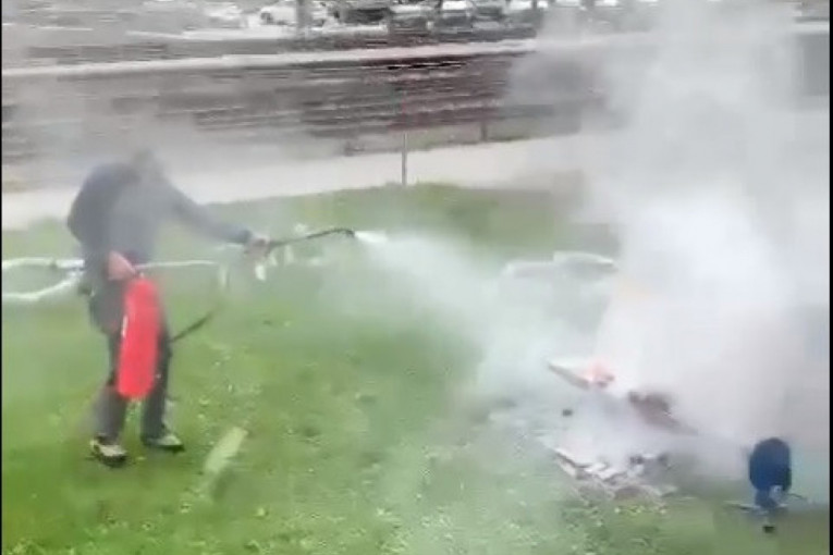 Hit scena u Nemačkoj: Dejan okrenuo jagnje na ražnju, komšija Nemac ga "ugasio" protivpožarnim aparatom!
