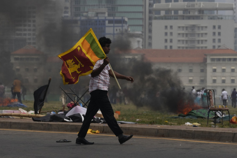 Zašto Šri Lanka gori: Predsednik podelio pozicije članovima porodice, gladan narod besan zbog pljačke države