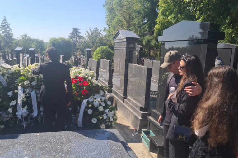 Nikolini Pišek se slošilo posle sahrane: Prijatelji je pridržali da ne padne (FOTO/VIDEO)