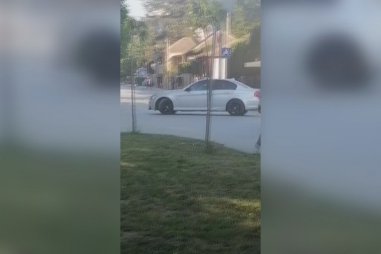Jeziv snimak iz centra Čačka: Bahati vozač divljao automobilom u blizini vrtića i škole - driftuje naočigled dece (FOTO/VIDEO)