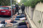Prve fotke sa mesta velike tuče, policija uhapsila 23 huligana: Izgrednici poređani na zemlji (FOTO)