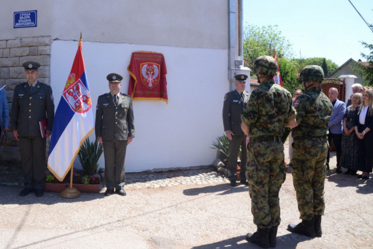 Ratni drugovi majora Mikićevića otkrili spomen-ploču heroju koga su ubili šiptarski teroristi