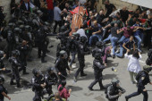 Veliki sukobi u Jerusalimu: Policija sa pendrecima i suzavcem na sahrani ubijene palestinske novinarke (FOTO/VIDEO)